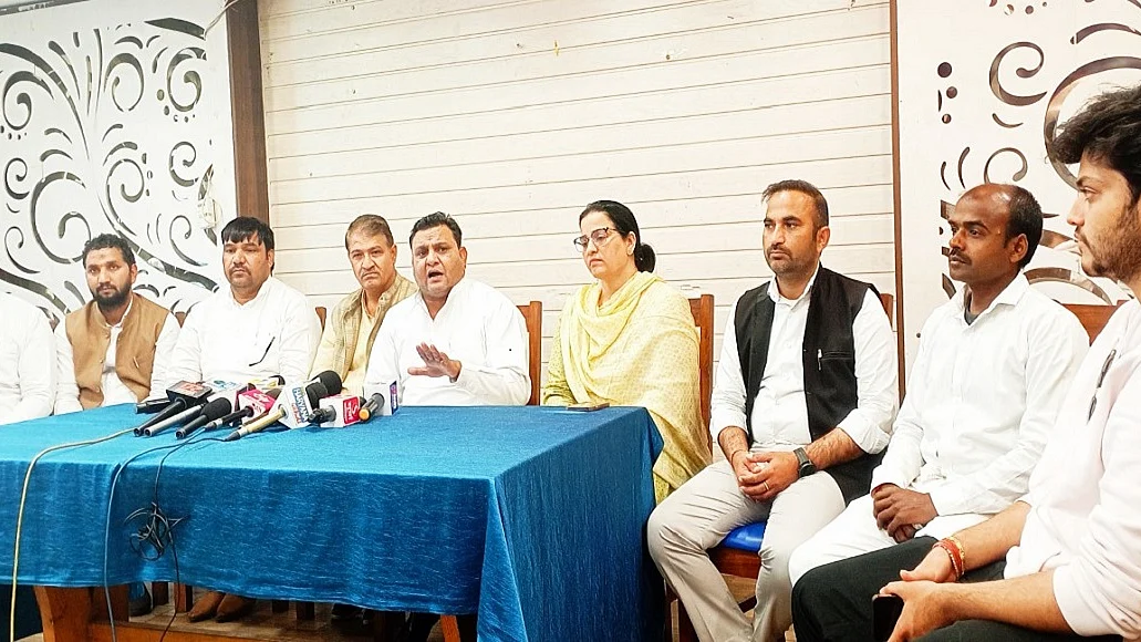 चंडीगढ़ के प्रेस क्लाब में हरियाणा सरपंच एसोशिएशन के प्रतिनिधि मीडिया के सामने अपनी बात रखते हुए।