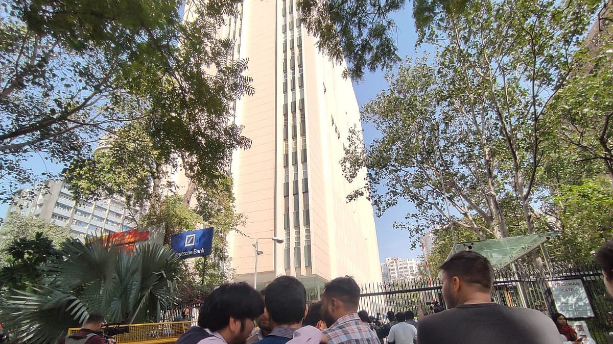 दिल्ली में बीबीसी दफ्तर में आयकर की छापेमारी के दौरान बिल्डिंग के बाहर खड़े लोग