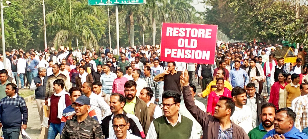 हरियाणा में OPS मांग रहे सरकारी कर्मचारियों को मिले डंडे और आंसू गैस के गोले, पुलिस ने दौड़ा-दौड़ा कर पीटा