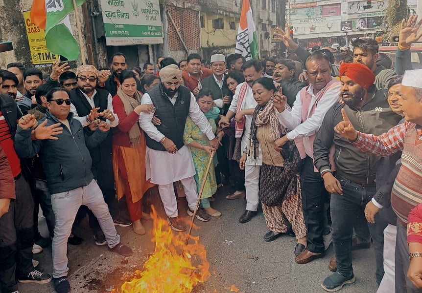 उत्तराखंडः बेरोजगार युवाओं के समर्थन में सड़क पर उतरे हरीश रावत, कहा- जांच की बजाय सरकार दिखा रही तानाशाही रवैया