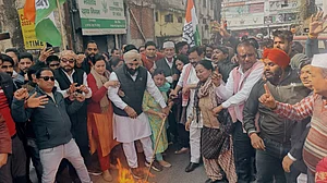 उत्तराखंडः बेरोजगार युवाओं के समर्थन में सड़क पर उतरे हरीश रावत, कहा- जांच की बजाय सरकार दिखा रही तानाशाही रवैया