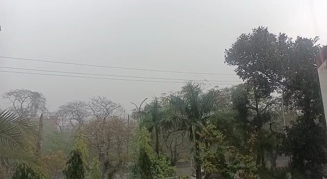 दिल्ली-NCR का मौसम हुआ सुहाना, बारिश के साथ कई जगहों पर हुई ओलावृष्टि, तापमान में आई गिरावट