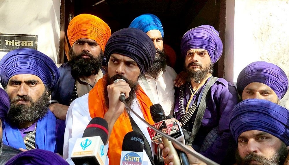 पंजाबः अमृतपाल के गिरफ्तार रिश्तेदारों को क्यों भेजा गया असम, क्या है बरामद हथियारों पर लिखे AKF का कनेक्शन?