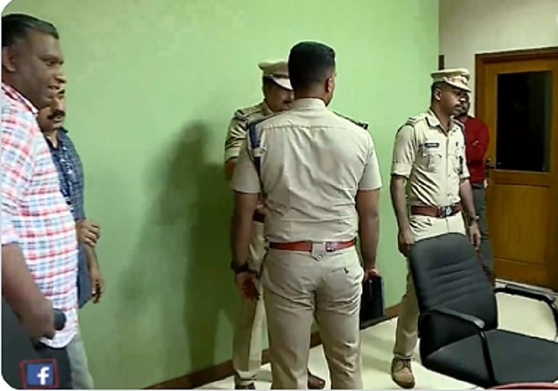 केरल पुलिस ने एशियानेट न्यूज के कोझिकोड दफ्तर पर मारा छापा, सत्तारूढ़ दल ने फेक न्यूज चलाने का लगाया है आरोप