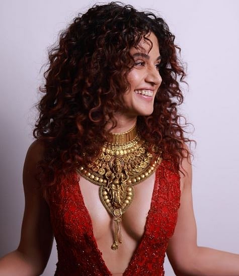तापसी पन्नू पर धार्मिक भावनाओं को ठेस पहुंचाने का आरोप, इंदौर के थाने में शिकायत दर्ज