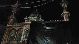 अलीगढ़ में फिर होली से पहले तिरपाल से ढकी गई मस्जिद, उपद्रियों के खौफ से योगी राज में शुरू हुई परंपरा