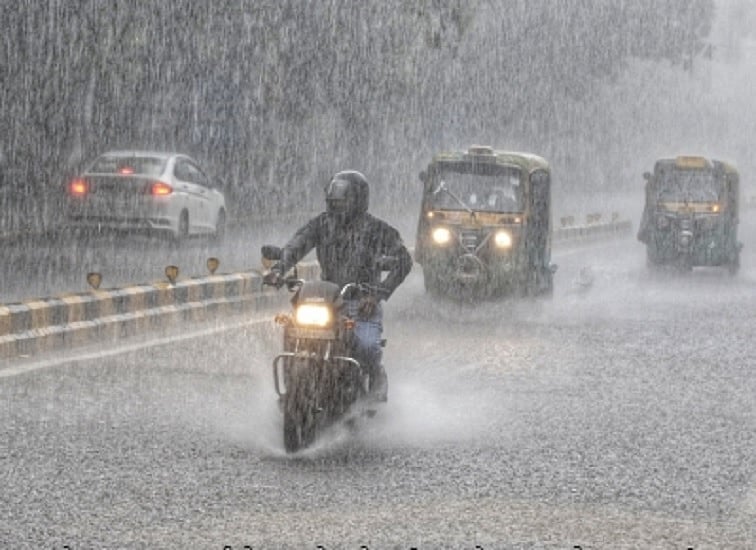 दिल्ली-NCR में झमाझम बारिश, कई जगहों पर लगा ट्रैफिक जाम, मंगलवार को भी हल्की बारिश की संभावना