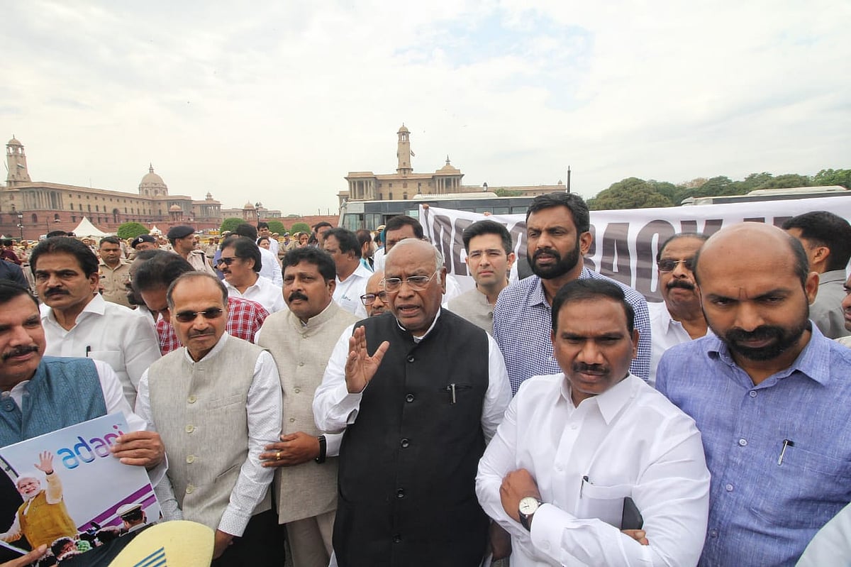 अडानी मुद्दे को लेकर मार्च कर रहे सांसद हिरासत में लिए गए, खड़गे बोले- ऐसा ही चलता रहा तो देश में तानाशाही आ जाएगी