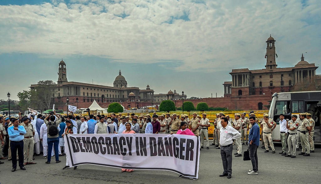 लोकतांत्रिक संकेतकों में रवांडा, नाइजीरिया और पाकिस्तान के बराबर पहुंच गया है 2014 के बाद का भारत