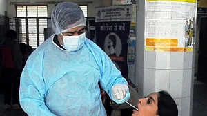 क्या देश में फिर पांव पसार रहा है कोरोना! बीते 24 घंटे में 524 नए केस मिले, पिछले 113 दिनों का टूटा रिकॉर्ड