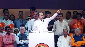 गोमूत्र छिड़कने से नहीं मिली आजादी, 2024 में उन्हें दफन करें, जिनका स्वतंत्रता संग्राम से नाता नहीं: उद्धव ठाकरे