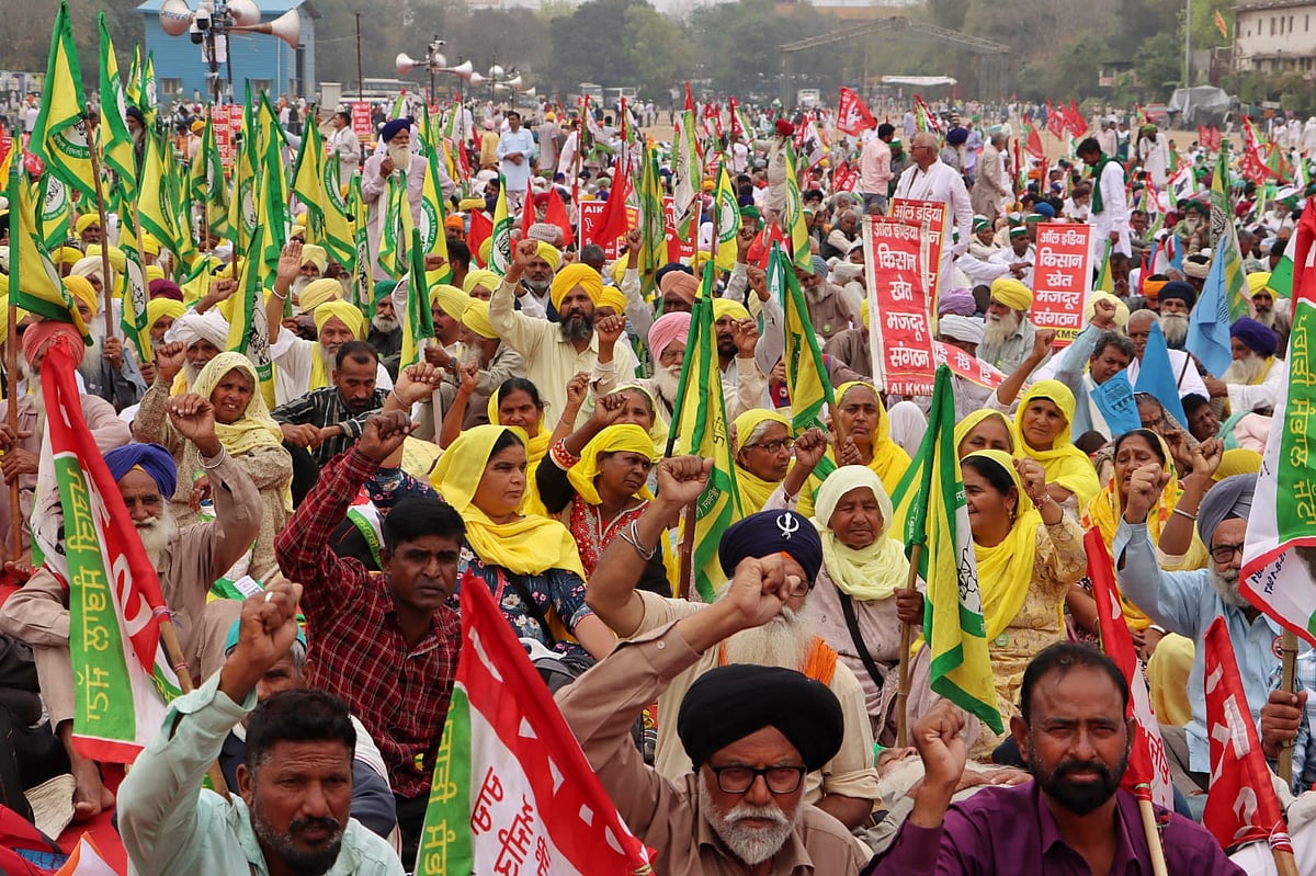 किसान एमएसपी पर गारंटी कानून, बिजली बिल विधेयक 2020 वापस कराना, किसान कर्ज मुक्त हो और लखीमपुर खीरी में दर्ज मुकदमे वापस करवाने की मांग कर रहे हैं।