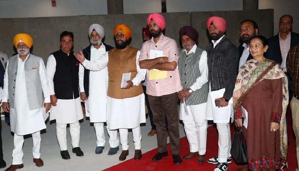 पंजाब विधानसभा में हंगामा, राज्यपाल द्वारा 'मेरी सरकार' कहने पर विपक्ष ने जताई आपत्ति, सदन से किया वॉकआउट    