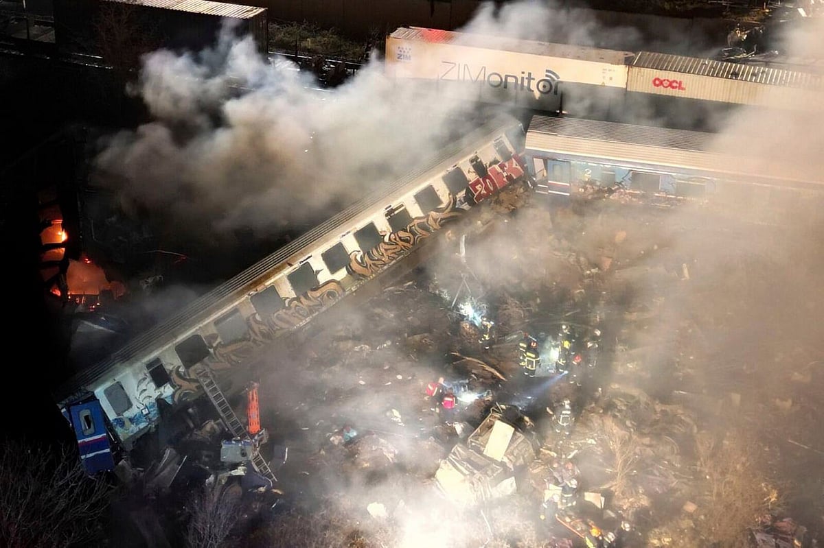 ग्रीस में बड़ा रेल हादसा, 26 लोगों की मौत, 85 घायल, ट्रेन के कई डिब्बों में लगी आग
