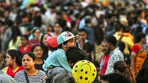 दुनिया: जनसंख्या विस्फोट को लेकर बड़ी भविष्यवाणी और पाकिस्तान में जीवन रक्षक दवाओं की भारी कमी