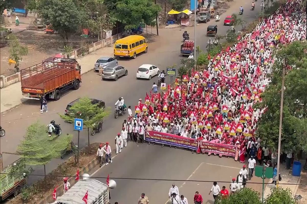 महाराष्ट्र के किसानों का नासिक से मुंबई के लिए मार्च जारी, बैकफुट पर आई शिंदे सरकार, कल करेगी वार्ता