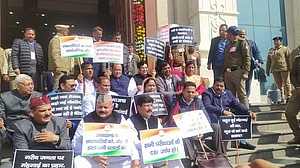 अब उत्तराखंड विधानसभा में विपक्ष को दबाने की कोशिश, अध्यक्ष ने सभी कांग्रेस विधायकों को एक दिन के लिए सस्पेंड किया