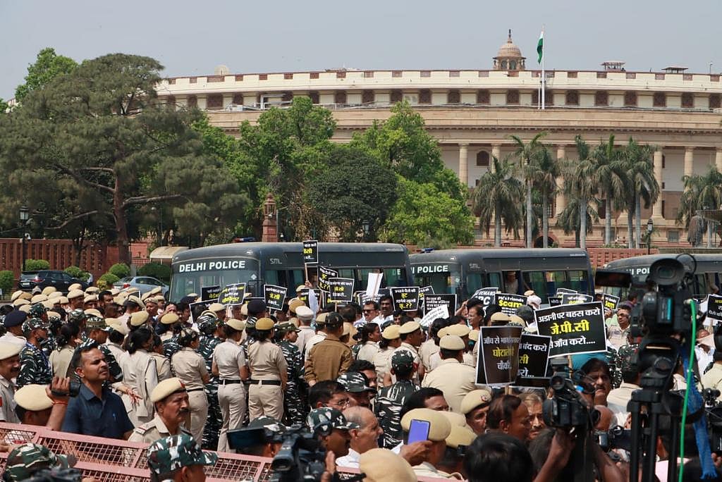 संसद से ED दफ्तर तक मार्च को रोके जाने पर विपक्षी दलों के नेताओं और पुलिस में तकरार