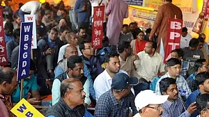 पश्चिम बंगाल: डीए को लेकर सरकार और कर्मचारी आमने-सामने, 30 मार्च को सामूहिक अवकाश पर जाएंगे कर्मचारी