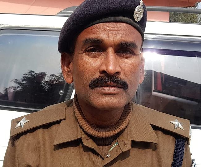 बिहार के बगहा में थाना परिसर में इंस्पेक्टर का शव बरामद, छत से गिरकर मौत होने की आशंका, जांच में जुटी पुलिस