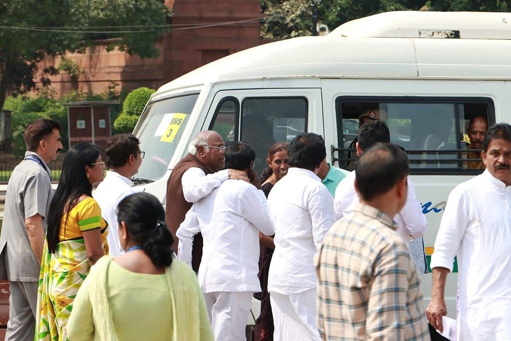 अडानी मुद्दे पर संसद से ईडी दफ्तर तक विपक्ष के मार्च को रोके जाने के बाद वहां आपस में चर्चा करते कांग्रेस अध्यक्ष और अन्य नेता