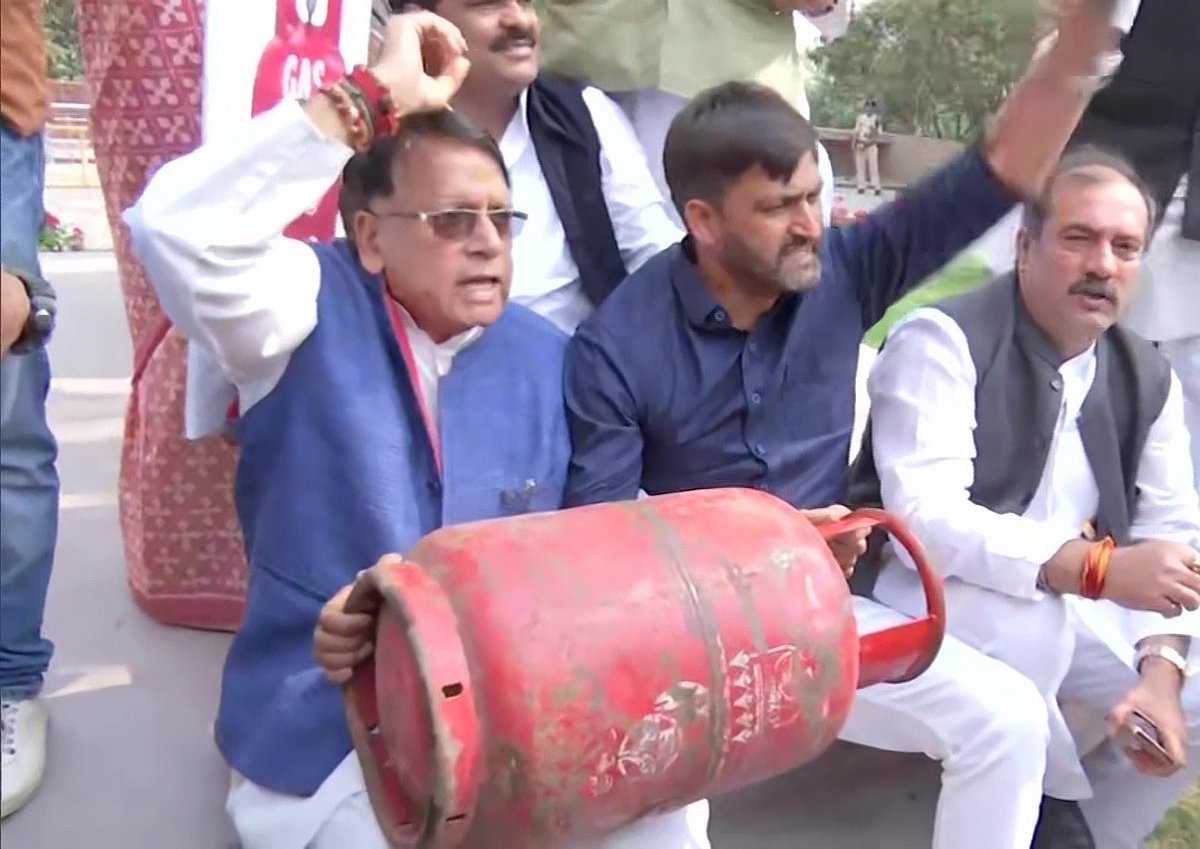 LPG के दाम बढ़ने से कांग्रेस के निशाने पर बीजेपी सरकार, मध्य प्रदेश विधानसभा के बाहर किया विरोध प्रदर्शन