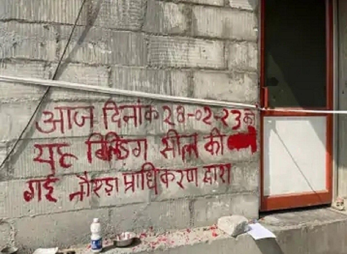 नोएडा अथॉरिटी का बड़ा एक्शन, लोट्स इस्पेसिया के टावर-31 को किया सील, बिल्डर पर 81 करोड़ बकाया 