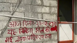 नोएडा अथॉरिटी का बड़ा एक्शन, लोट्स इस्पेसिया के टावर-31 को किया सील, बिल्डर पर 81 करोड़ बकाया