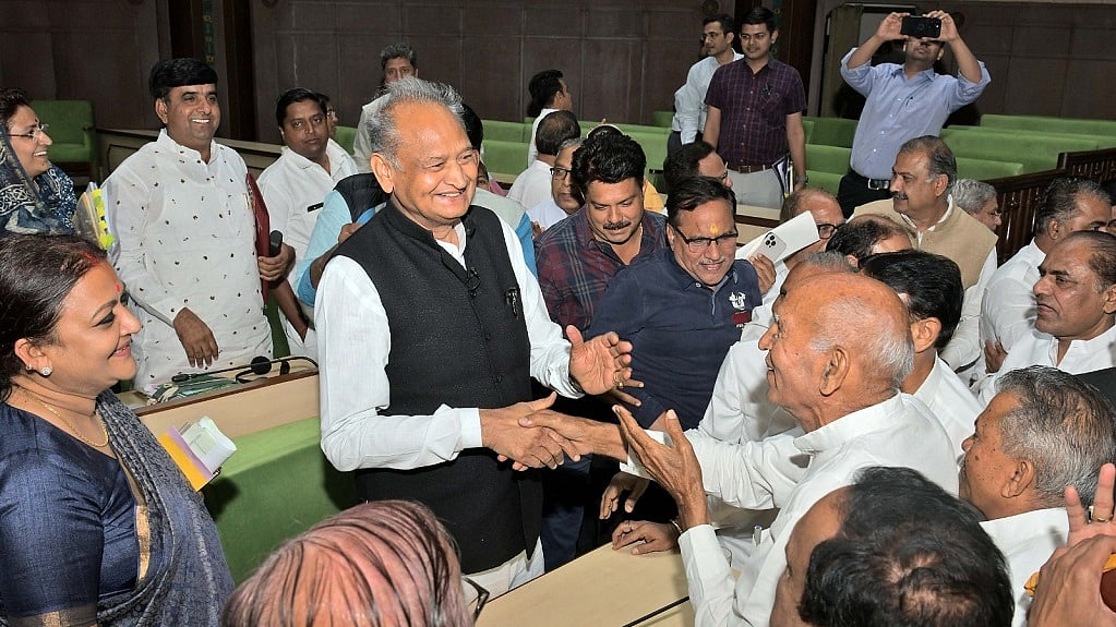 नए जिलों की घोषणा के बाद विधानसभा में सदस्यों से मिलते अशोक गहलोत