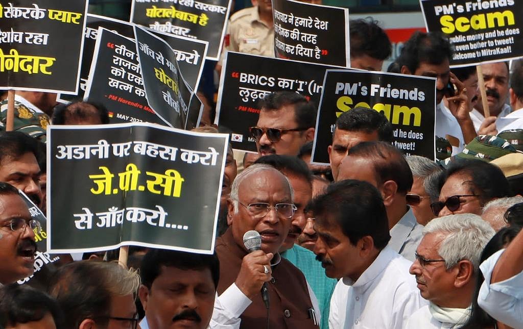 अडानी मुद्दे पर संसद से ईडी दफ्तर तक मार्च को रोके जाने पर वहीं नारेबाजी करते विपक्षी नेता