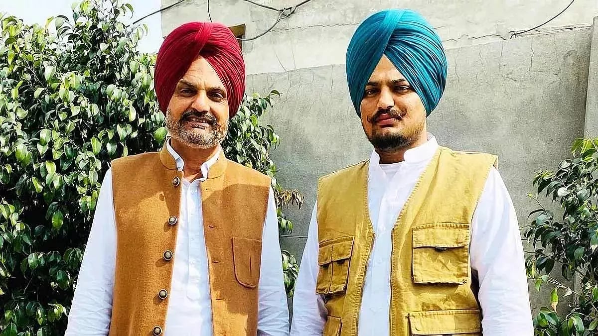 मूसेवाला के पिता पंजाब विधानसभा के बाहर बोले- मेरे बेटे के कत्ल को दबाने की कोशिश, हत्या की CBI करे जांच 
