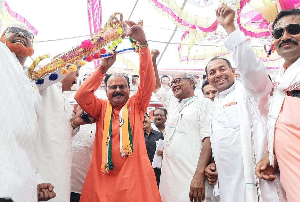 मध्य प्रदेश के निमांड इलाके में BJP को बड़ा झटका, पूर्व सांसद माखन सिंह सोलंकी कांग्रेस में शामिल