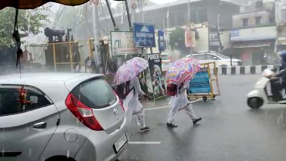 उत्तराखंड में मौसम ने ली करवट, देहरादून में रुक-रुक कर बारिश जारी, मसूरी में ओलावृष्टि से फसलों को भारी नुकसान