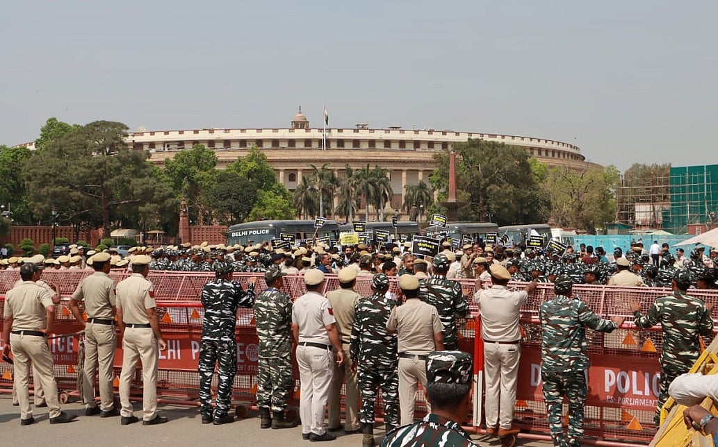 विपक्षी दलों के संसद से ED दफ्तर तक मार्च को पुलिस ने विजय चौक से पहले रोका