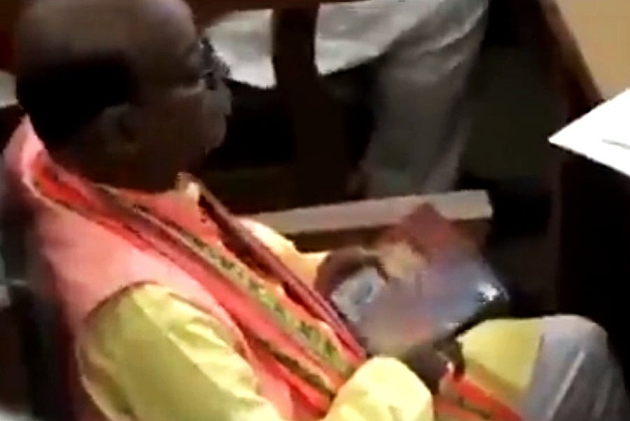 त्रिपुरा विधानसभा में BJP विधायक मोबाइल पर देख रहे थे पोर्न फिल्म? कैमरे में हुए कैद, वीडियो वायरल 