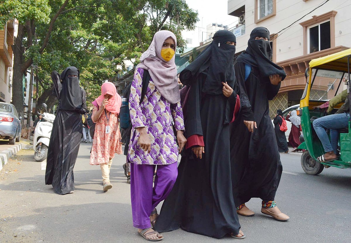 हिजाब मामले पर सुप्रीम कोर्ट ने तुरंत सुनवाई से किया इनकार, जानें क्या कहा?