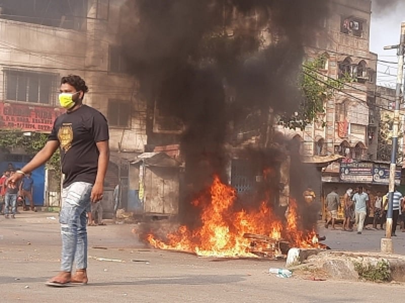 'मानव बलि' के विरोध में कोलकाता के कई हिस्से में बवाल, पुलिस पर पथराव, सड़कों पर आगजनी