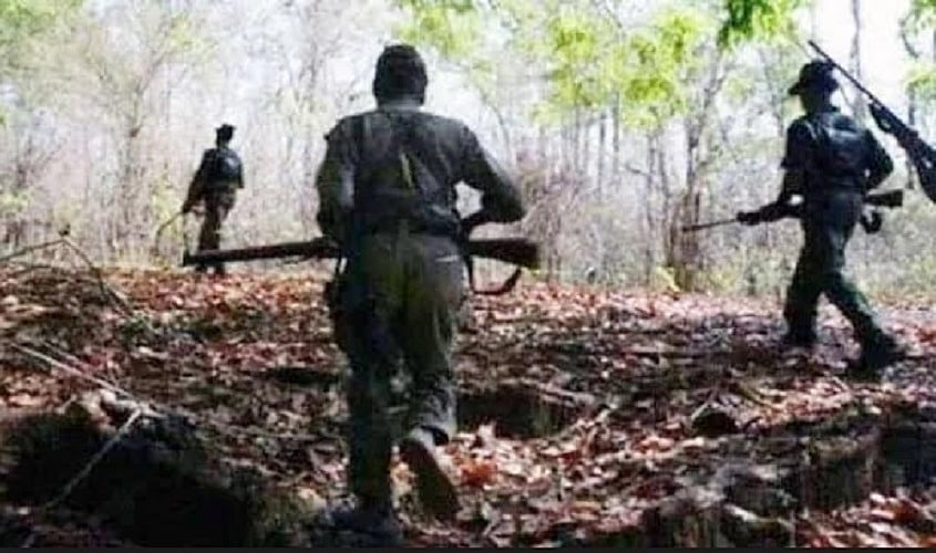 झारखंड के चाईबासा में नक्सलियों ने लूटा विस्फोटकों का जखीरा, सड़कों पर पर्चे छोड़कर दी धमकी