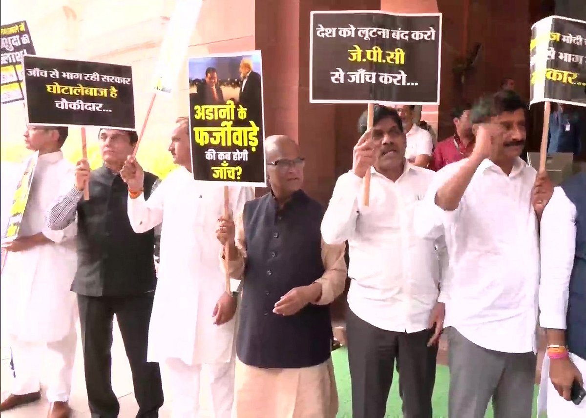 अडानी मुद्दे पर विपक्षी सांसदों ने संसद के बाहर मानव श्रृंखला बनाई, खड़गे बोले- बहुमत होते हुए भी JPC से क्यों डर रही सरकार 