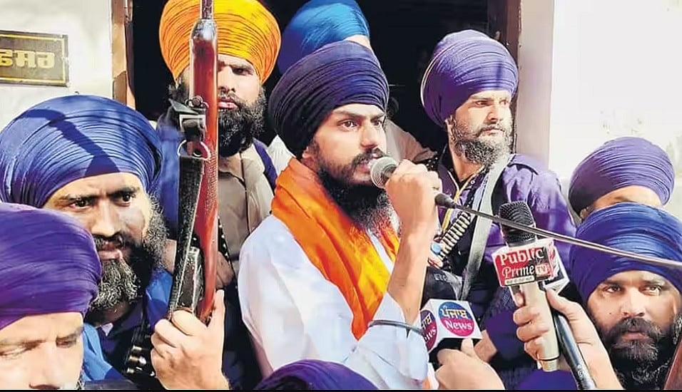 Amritpal Singh : अमृतपाल ने जारी किया वीडियो, सिख समुदाय को भड़काने की कोशिश, बोला- पुलिस उसे घर से गिरफ्तार...