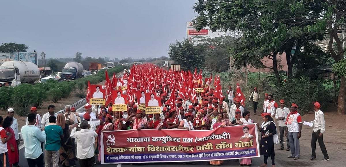 महाराष्ट्र के किसानों का नासिक से मुंबई के लिए मार्च जारी, बैकफुट पर आई शिंदे सरकार, कल करेगी वार्ता