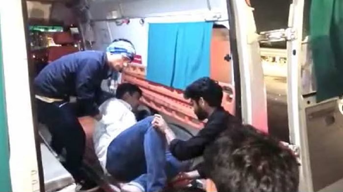 उत्तर प्रदेश: यमुना एक्सप्रेस वे पर दो कारों के बीच टक्कर, उड़े परखच्चे, 8 लोग गंभीर रूप से घायल