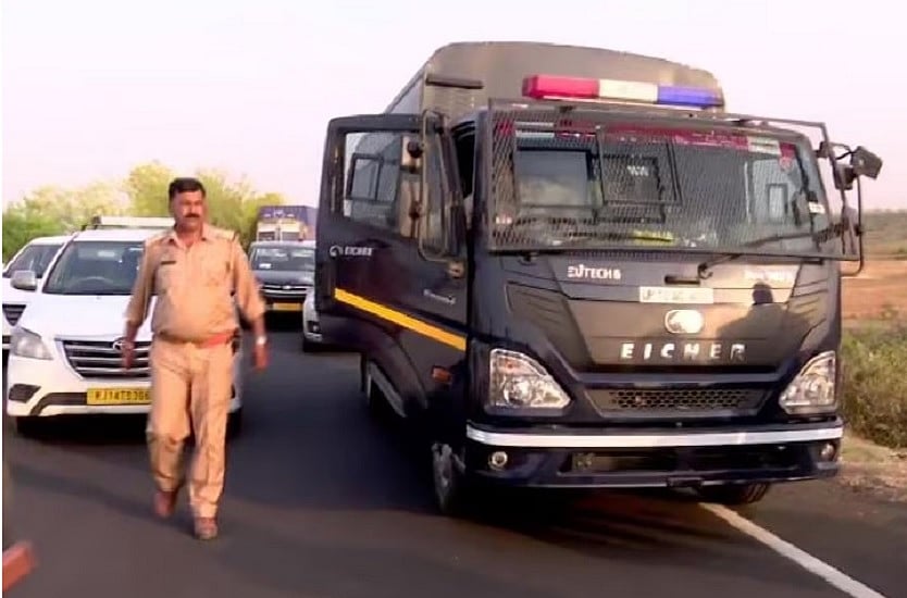 थोड़ी देर में प्रयागराज पहुंचेगा अतीक, सीधे नैनी जेल जाएगा, रास्ते में गाय से टक्कर के बाद रुका काफिला तो मचा हड़कंप
