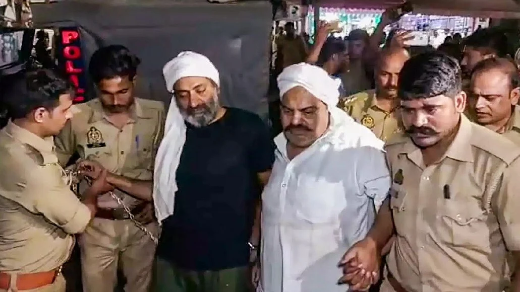 यह तस्वीर प्रयागराज में अतीक और उसके भाई अशरफ की हत्या से ठीक पहले की है