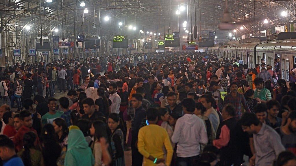 मुंबई के चर्चगेट पर यात्रियों की भीड़ का एक दृश्य (फोटो : Getty Images)