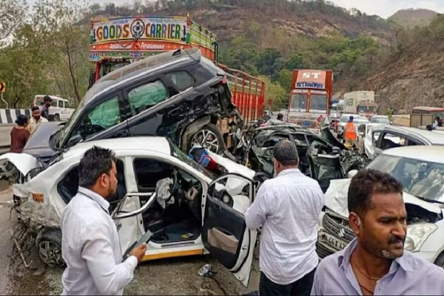 मुंबई-पुणे एक्सप्रेसवे पर बेकाबू ट्रक का कहर, ब्रेक फेल होने पर 11 गाड़ियों को मारी टक्कर, 6 लोग घायल
