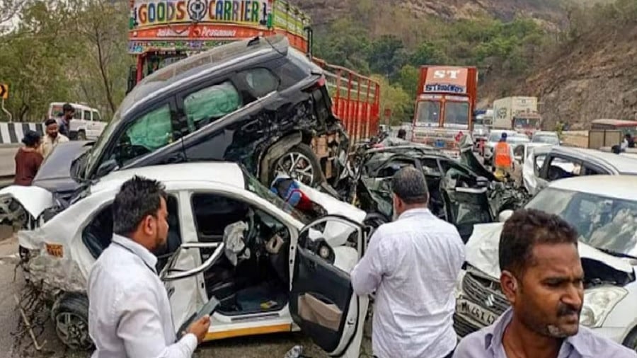 मुंबई-पुणे एक्सप्रेसवे पर ब्रेक फेल होने पर बेकाबू ट्रक ने 11 गाड़ियों को मारी टक्कर