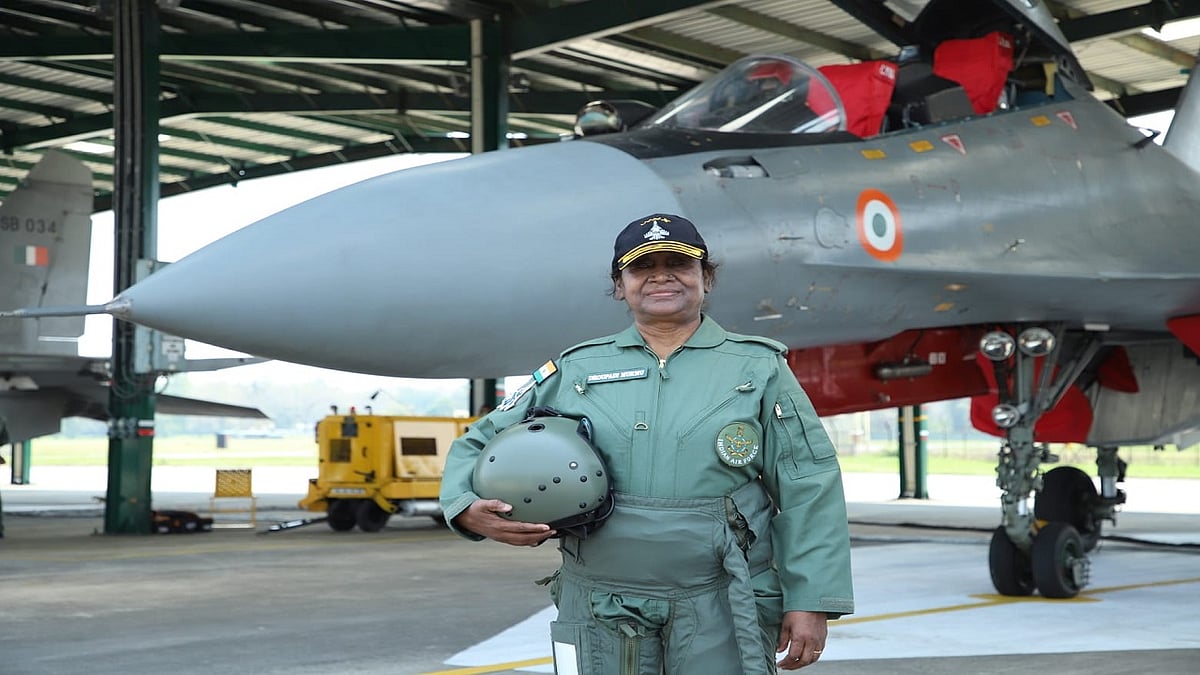 पायलट की ड्रेस में द्रौपदी मुर्मू ने फाइटर जेट सुखोई-30 MKI से भरी उड़ान, ऐसा करने वाली दूसरी महिला राष्ट्रपति बनीं