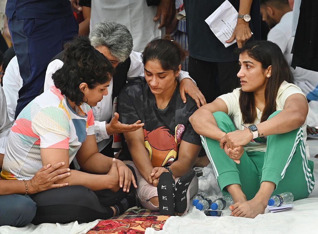 आकार पटेल का लेख: 'बेटी बचाओ' और 'सबका साथ' का नारा और रात के अंधेरे को दिन का उजाला बताते चारण