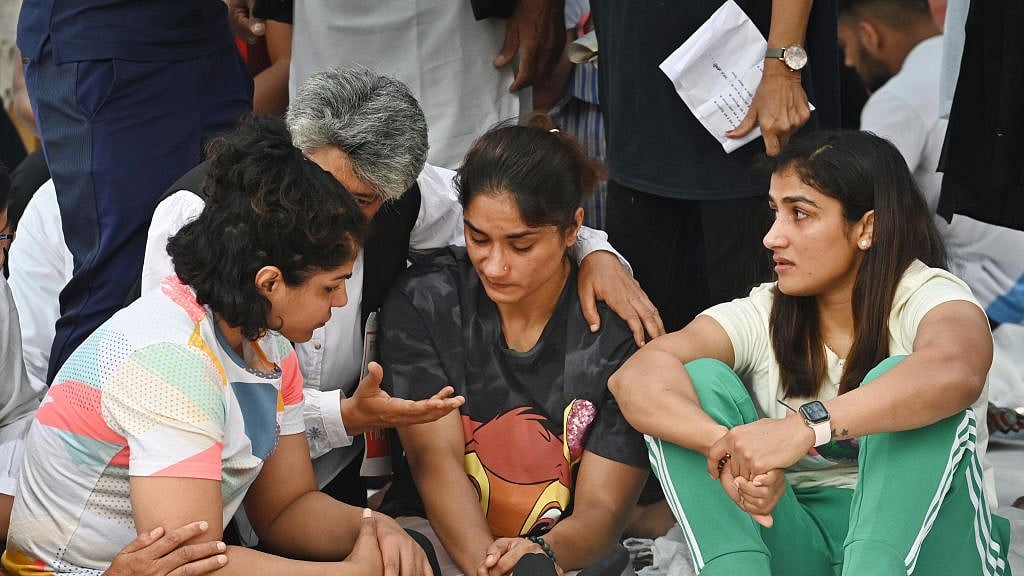 देश का नाम रोशन करने वाली बेटियां दिल्ली के जंतर-मंतर पर इंसाफ के लिए धरना दे रही हैं, लेकिन जवाब में सन्नाटा है (फोटो : Getty Images)